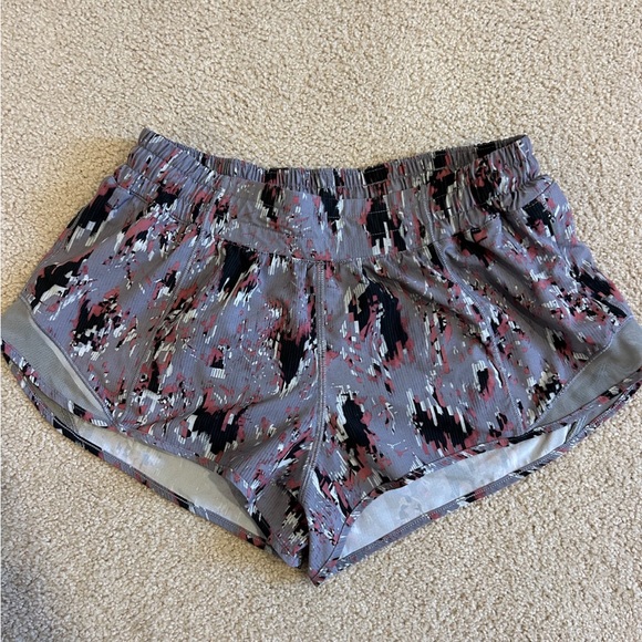 Lululemon hotty hot shorts 2.5 inch - Picture 1 of 3